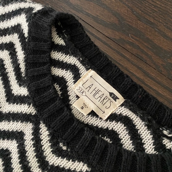 Small Black and White Sweater (Pacsun - LA Hearts) - Picture 3 of 4